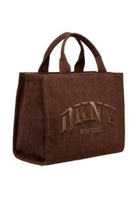 Geantă de mână din catifea de culoare maro, cu logo-ul DKNY embossat într-o nuanță mai închisă, având mânere robuste și o formă structurată. Detalii de suprafață texturată.