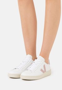 Veja V-12 - Sapatilhas - extra/white/babe