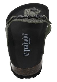 Sandale en caoutchouc vert avec une lanière texturée, un pied noir, un intermédiaire en liège et une semelle extérieure en caoutchouc, portant la marque "palado".