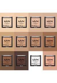 Twaalf compacts van NYX Can't Stop Won't Stop matte poeder in verschillende tinten, met zwarte verpakking, heldere deksels en oranje branding.
