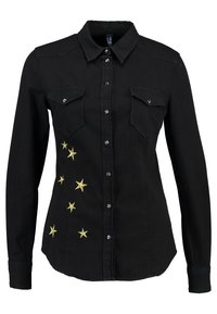 Camicia in denim nero con colletto a punta, due tasche frontali e ricami decorativi a forma di stella dorata sul lato sinistro. Presenta chiusura con bottoni e polsini.
