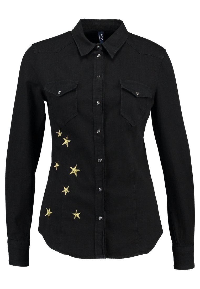 Camicia in denim nero con colletto a punta, due tasche frontali e ricami decorativi a forma di stella dorata sul lato sinistro. Presenta chiusura con bottoni e polsini.