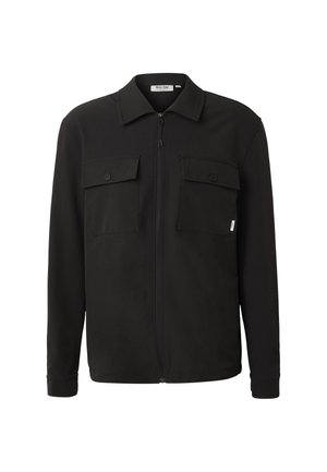 Černá bunda na zip s límcem a dvěma předními kapsami s klopami na knoflíky, dlouhými rukávy a malou boční štítkem.