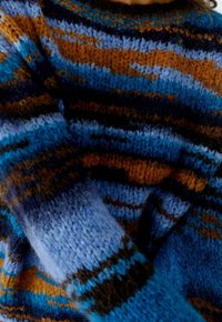 Strickpullover mit horizontalen Streifen in Blau, Braun und Schwarz. Weiche Textur mit einem gemütlichen, voluminösen Design und geripptem Ausschnitt.