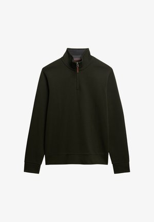 Donkergroene langemouwen pullover met een hoge kraag en een kwart-rits voorzien van een leren trekband, weergegeven op een witte achtergrond.