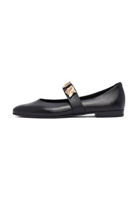 Ballerine in pelle nera con punta arrotondata, dotate di una fascia decorativa e un accento metallico sulla tomaia. Tacco piatto.