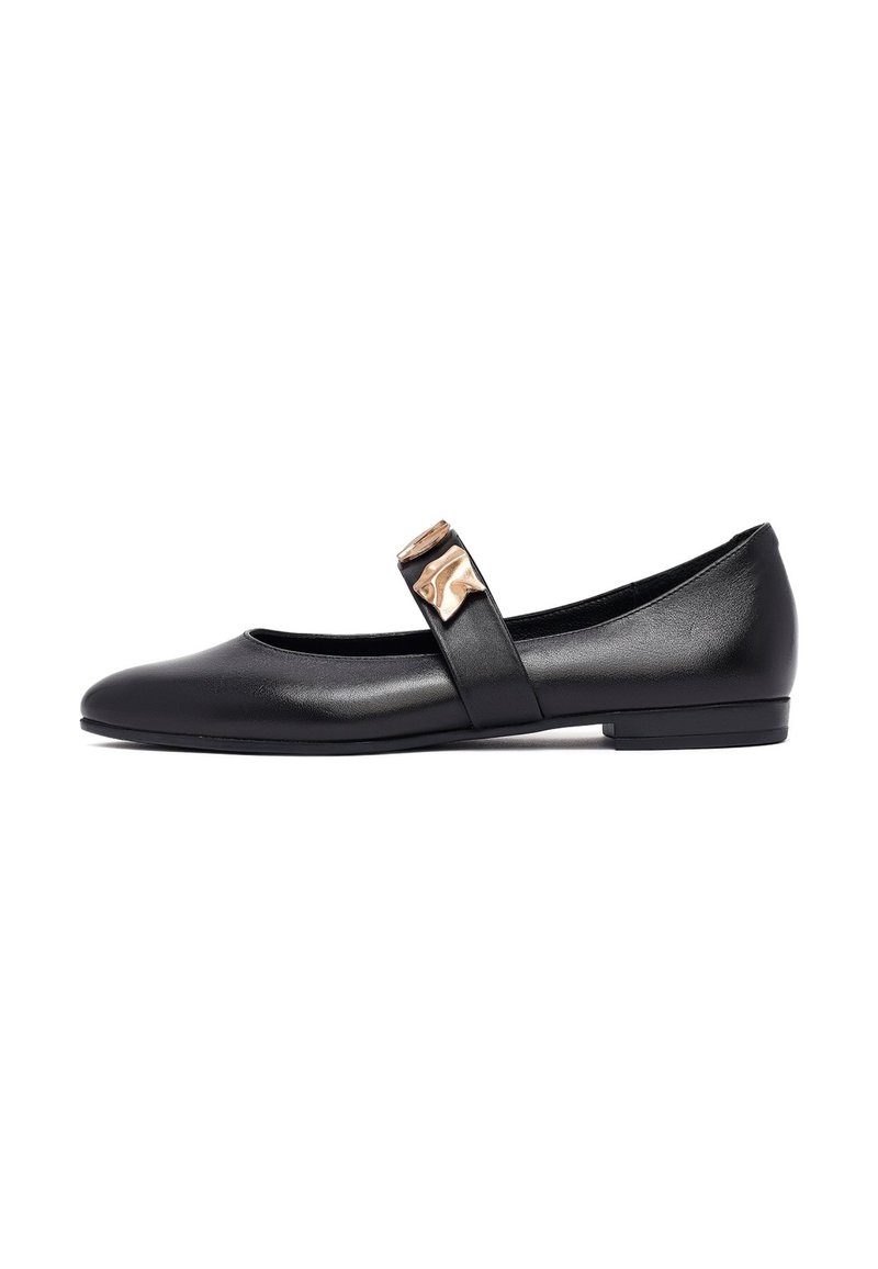 Ballerine in pelle nera con punta arrotondata, dotate di una fascia decorativa e un accento metallico sulla tomaia. Tacco piatto.