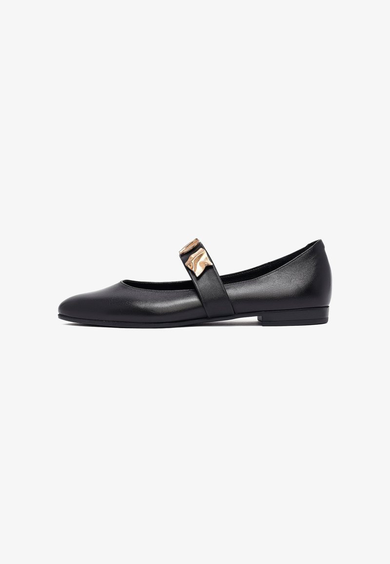 Ballerines en cuir noir avec un bout arrondi, dotées d'une sangle décorative et d'un accent métallique sur la tige. Talon plat.