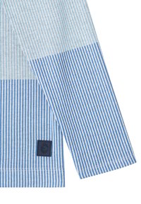 Blau-weiß gestreiftes Langarmshirt mit einem marineblauen Logo-Patch, das eine glatte Textur und gerade geschnittene Ärmel aufweist.