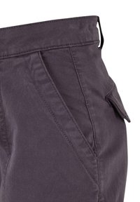 Pantalon en coton gris foncé avec une taille structurée, des poches latérales et des détails de couture en angle pour un design amélioré. Texture lisse.