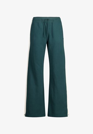 Pantalones de pierna ancha en color verde azulado con cinturilla ajustable; cuentan con rayas laterales en color blanco roto, una textura suave y un corte relajado.
