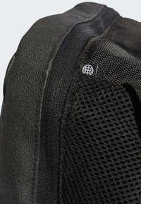 Sac noir texturé avec des panneaux en cuir lisse et en mesh. Comprend une petite étiquette logo et des bords renforcés pour plus de durabilité.