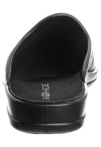 Sort slide-sandal med en glat læderoverdel, åben bagdel og struktureret indersål. Har en lav, fleksibel sål.
