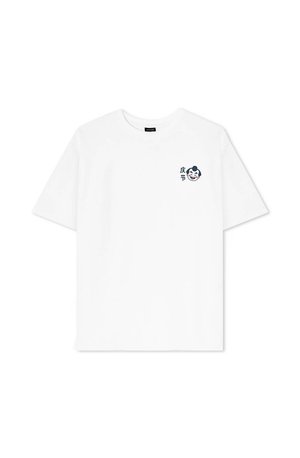 Witte katoenen T-shirt met korte mouwen, voorzien van een klein gedrukt gezichtsontwerp op de linkerborst met zwarte en rode accenten.