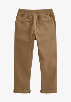 Pantalones de algodón marrón con una textura acabada, que cuentan con una cintura elástica, bolsillos traseros y dobladillos enrollados.