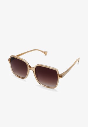 Sonnenbrille mit quadratischem Rahmen in transparentem Beige, ausgestattet mit dunklen Verlaufsgläsern. Mit klaren Kanten und dünnen, geschwungenen Bügeln akzentuiert.