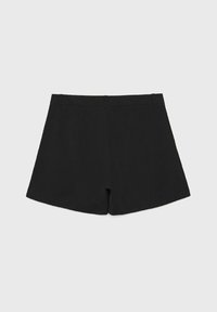 Černé kraťasy s módním střihem, rovný silueta, hladká textura a páskem se dvěma zadními kapsami.