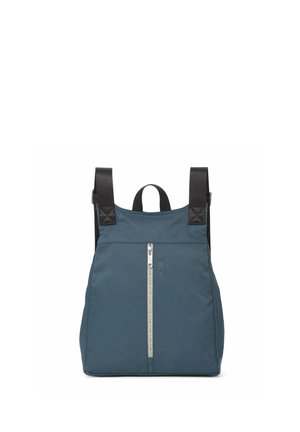 Mochila azul de forma cuadrada con cremallera vertical central, correas de hombro negras ajustables y asa superior sobre fondo blanco.