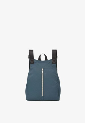 Mochila azul de forma cuadrada con cremallera vertical central, correas de hombro negras ajustables y asa superior sobre fondo blanco.
