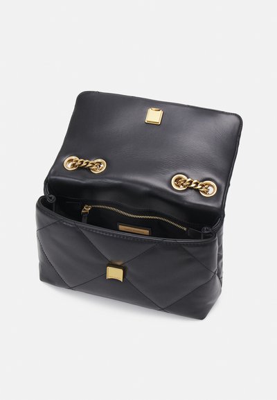 Borsa a mano in pelle nera con motivo trapuntato, accenti in catena dorata e chiusura magnetica. L'interno include una tasca con zip.