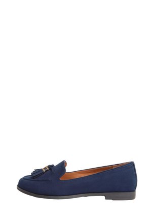 Mocassino in camoscio blu navy con nappine e dettagli dorati, suola piatta e design slip-on, mostrato di profilo su sfondo bianco.