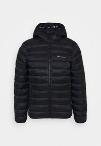 Czarna kurtka puchowa z zamkiem błyskawicznym, kapturem i poziomymi przeszyciami. Posiada niebieskie logo Champion na lewej piersi.