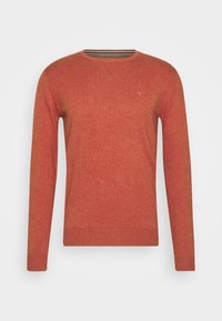 Pull en tricot rouge avec un col rond, des manches longues et des poignets et ourlet côtelés. Présente un logo discret sur la poitrine.