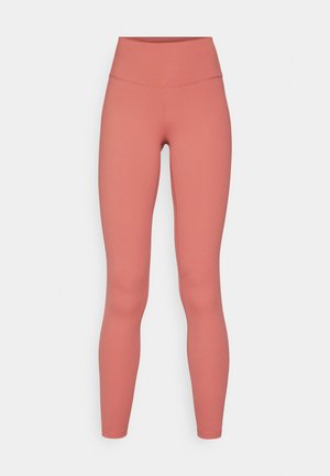Leggings de cintura alta en color coral rosa, hechos de una tela suave y elástica, con un diseño elegante y ajustado sin patrones ni adornos.