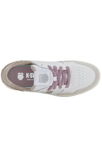 Sneaker bianca in pelle con accenti in suede grigi, lacci viola testurizzati, punta forata e patch rotondo con logo sulla linguetta.