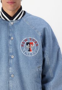 Tommy Jeans LETTERMAN - Bombejakke - light blue denim