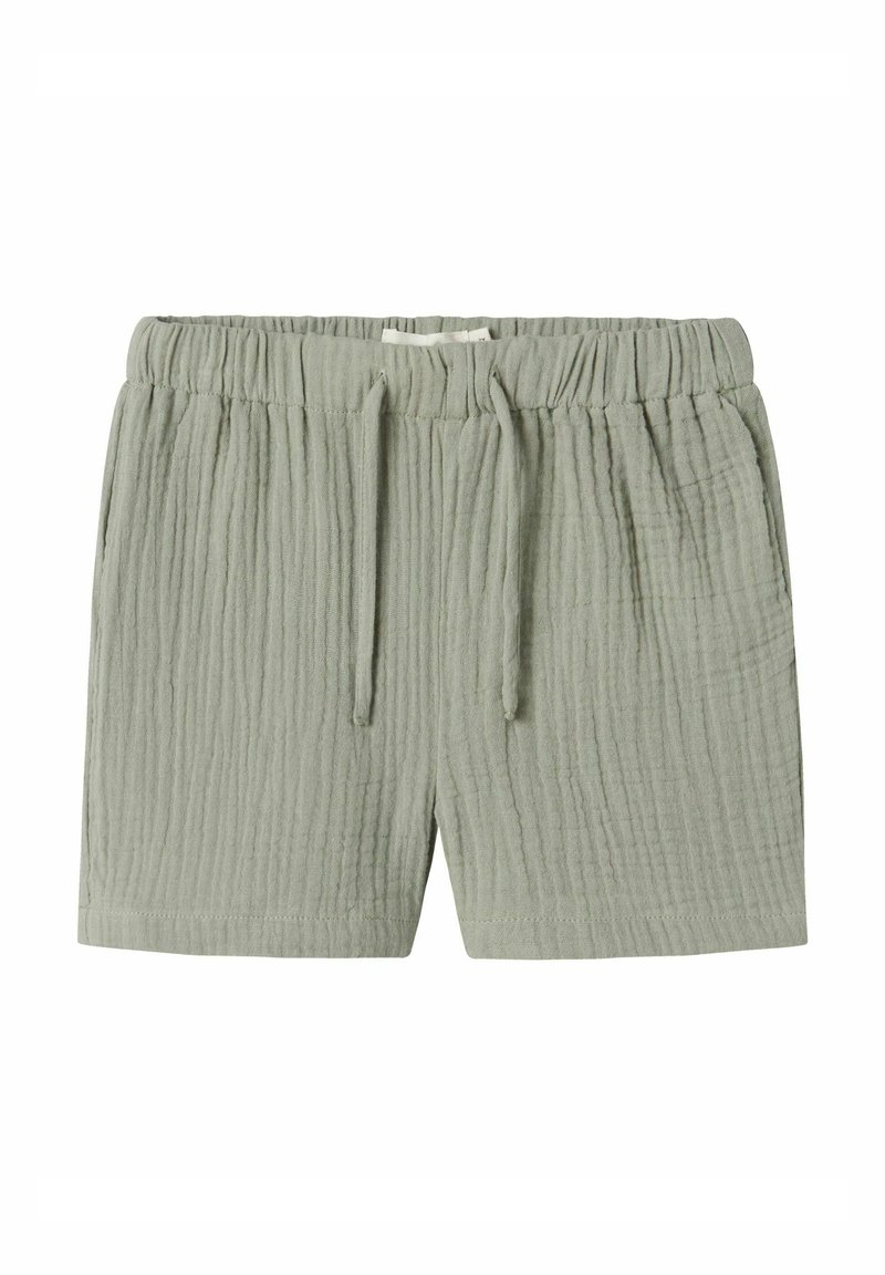 Pantaloni corti verde chiaro realizzati in tessuto di cotone testurizzato, con vita elastica e cordoncino, caratterizzati da un motivo leggermente stropicciato.