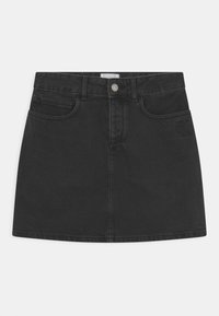 Musta farkkuskirt, jossa on klassinen viiden taskun muotoilu, etupainonappikiinnitys ja kirjailtu logo yksityiskohtana sivussa.