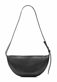 Czarna skórzana torba na ramię w kształcie półksiężyca z długim regulowanym paskiem i zamkiem błyskawicznym na białym tle.