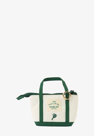 Lille hvid og grøn lynlåset pung med håndtag, en guldring og broderi med teksten "The Flat Lay Co. country club Est. 2017" med en tennisracket.