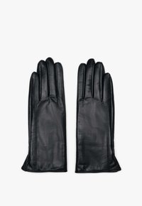 Černé kožené rukavice s hladkou texturou, disponující přiléhavým střihem, třemi zvýrazněnými prsty a pečlivým šitím podél okrajů.