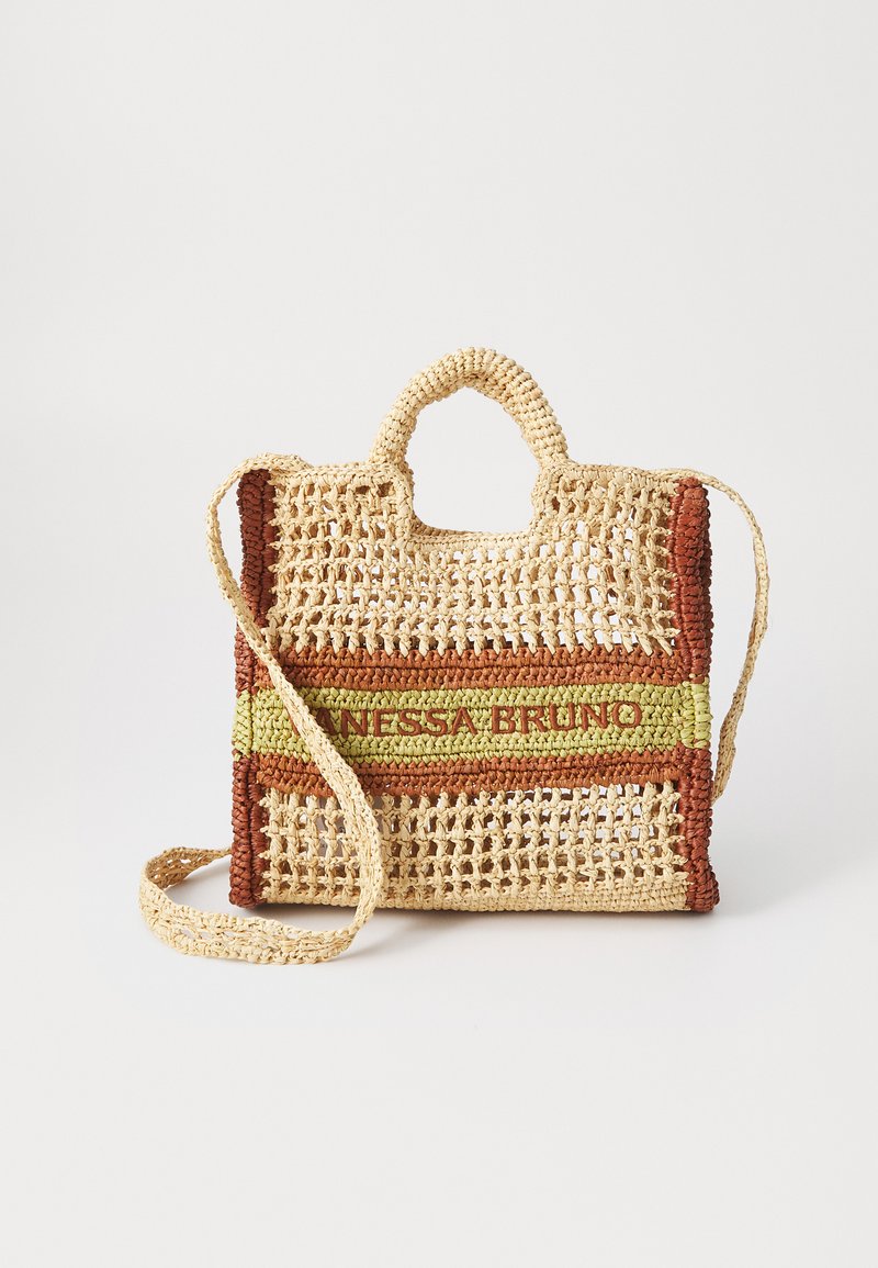 Sac en paille tissée de forme rectangulaire, avec un mélange de rayures beiges, vertes et brunes, et une bandoulière amovible.