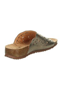 Riemchensandale mit metallisch grauem Obermaterial, das mit Ausschnittmustern versehen ist, Korkfußbett und Gummisohle. Offenes Rückendesign für einfaches Anziehen.