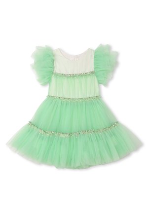 Jasnozielona sukienka z tiulu z bufkami w krótkich rękawach oraz błyszczącą, srebrną cekinową lamówką na gorsecie, w talii i na warstwowych plisach spódnicy.