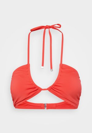 Sarkans bikini tops ar trīsstūrveida kausiem, regulējamiem saistiem un savītām tekstūrām. Aizmugurē ir metāla sprādze.