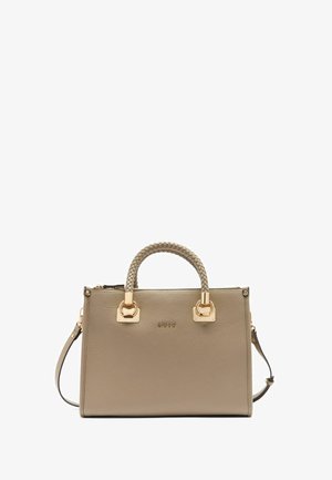 Sac à main en cuir gris clair avec une anse tressée, des accents en matériel doré, une fermeture éclair et une bandoulière amovible.