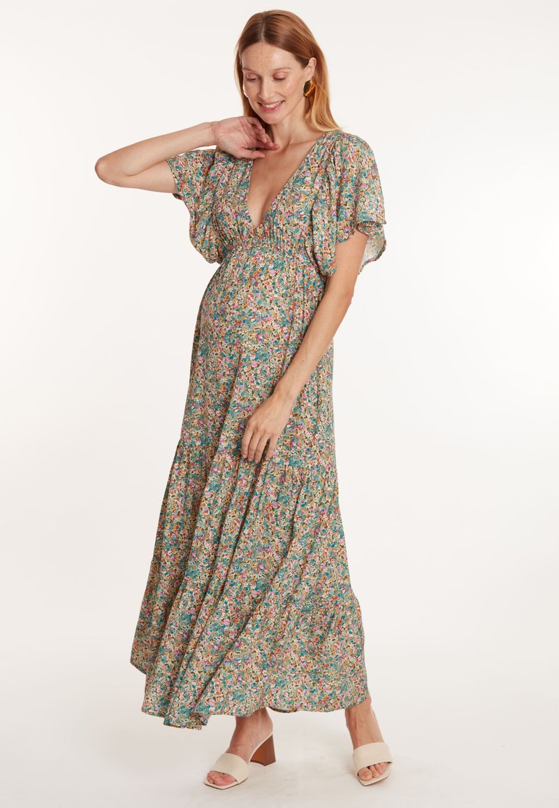 Floral maxi-jurk met een diepe V-hals, korte fluttermouwen en een geraffineerde taille. Heeft een kleurrijk patroon met roze en groene tinten.