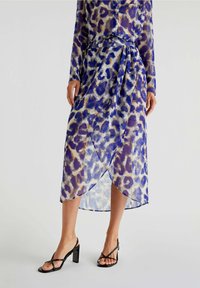 Sininen ja beige leopardi printti mekko, läpikuultava kangas, pitk�ät hihat, solmittava vyötikkö, epäsymmetrinen helma, yhdistetty mustien hihna korkokengät.