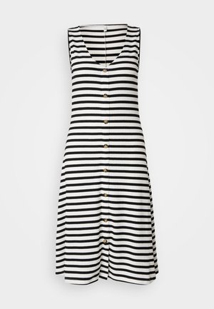 Pruhované bezramenné šaty v černobílé kombinaci, s výstřihem do V, vroubkovanou texturou a sedmi zlatými knoflíky na přední straně.