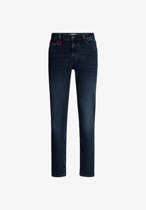 Donkerblauwe denim jeans met een rechte pasvorm, voorzien van een rode metalen ring op de voorkant van de ceintuurlus en klassieke vijf-pocket styling.