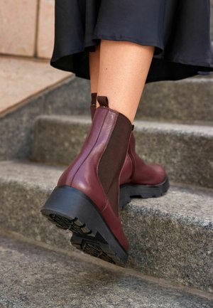 Next WIDE FIT - Platvormtallaga poolsaapad - burgundy red