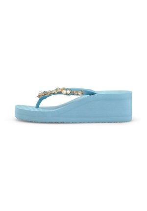 Sandalia tipo flip-flop con plataforma azul, suela gruesa y tiras adornadas con perlas y pequeñas cuentas turquesas y doradas.