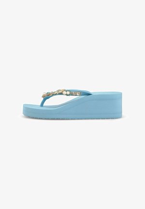 Sandalia tipo flip-flop con plataforma azul, suela gruesa y tiras adornadas con perlas y pequeñas cuentas turquesas y doradas.
