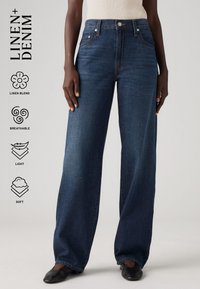 Wijd uitgesneden jeans in een donkere denimwas met een linnenmix. Kenmerken zijn onder andere riemlussen, een knoopsluiting en zijzakken. Zachte textuur.