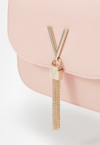 Valentino Bags DIVINA - Mala de mão - cipria