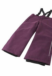 Fioletowe spodnie narciarskie z regulowanymi czarnymi szelkami, elastycznymi mankietami przy kostkach oraz odblaskowymi detalami po bokach. Miękka podszewka.